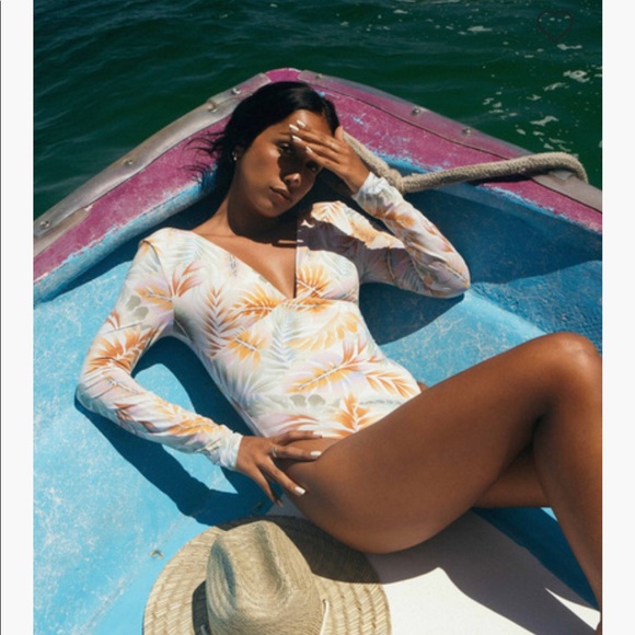 NWT Billabong island calling body’s one piece swimsuit. Size L. Beige floral - Picture 2 of 9